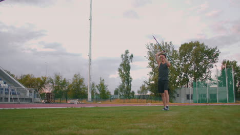 Anlauf-Und-Speerwurf-Im-Stadion.-Zeitlupenaufnahme-Eines-Jungen-Mannes,-Der-Speer-Wirft.-Ein-Kaukasischer-Speerwerfer-Im-Stadion